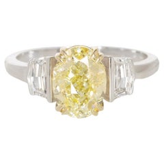Diamant jaune de 2 carats à taille ovale certifié par le GIA  Bague en or blanc et jaune