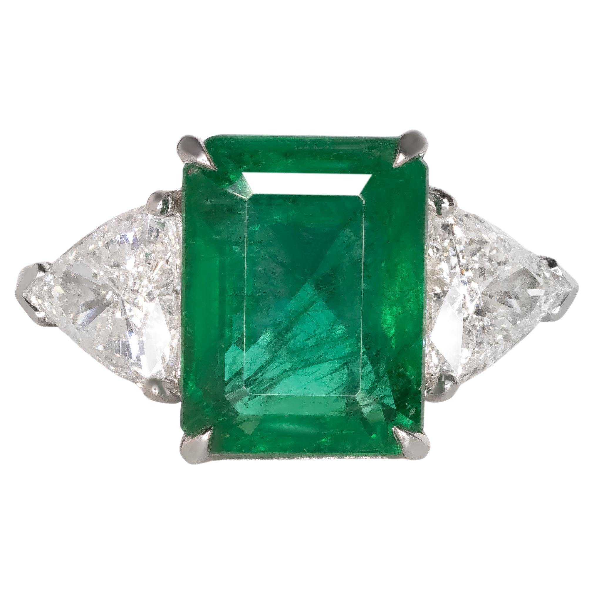 Platinring mit GRS-zertifiziertem 6,71 Karat VIVID Green MINOR OIL Smaragd und Diamant im Angebot