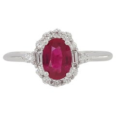 Anillo de compromiso con halo de diamantes talla brillante redonda y baguette de rubí talla ovalada 