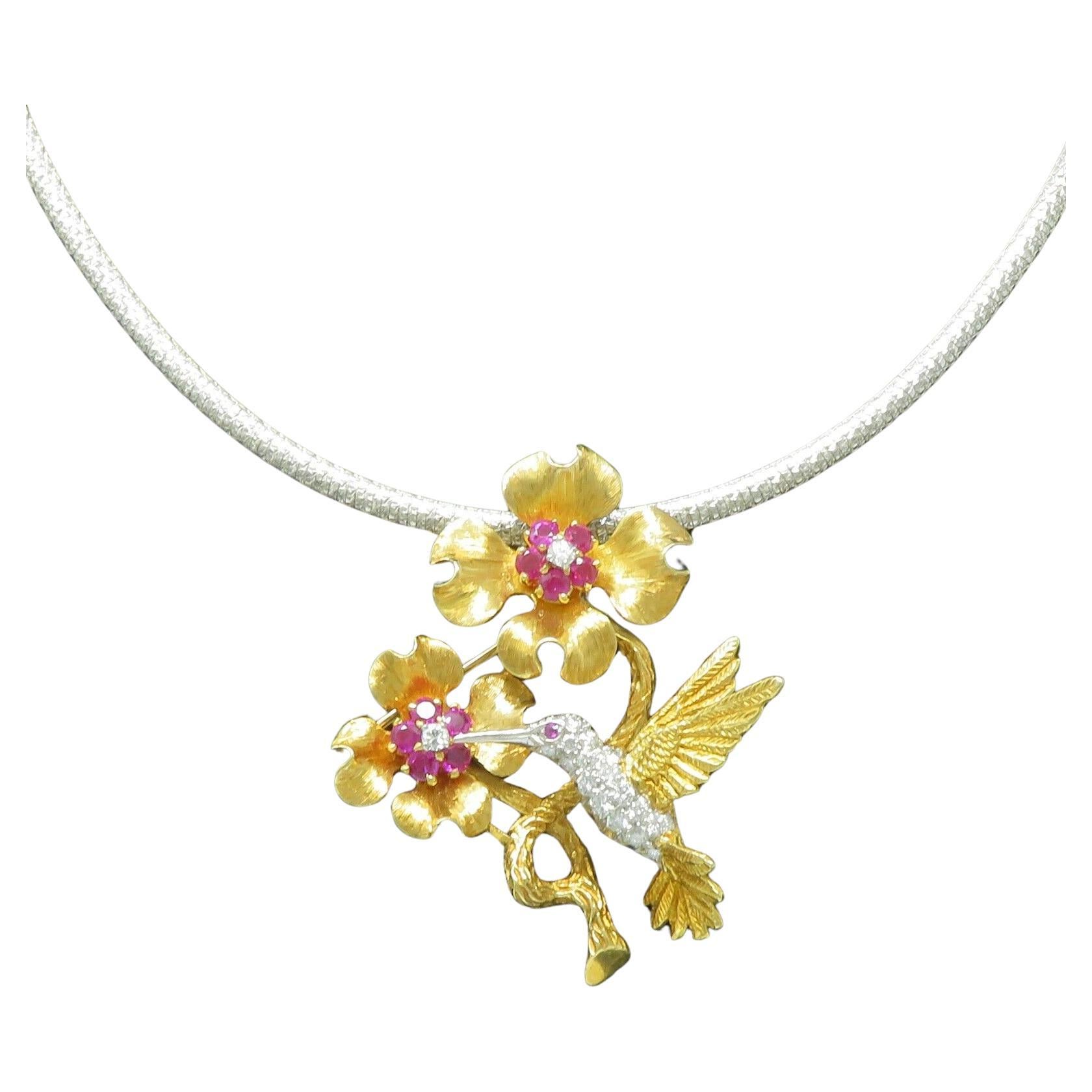 Splendido set di collane e spille Van Cleef & Arpels
Collana
Design/One: Adornato con diamanti e rubini
Dimensioni: 16,5 pollici di lunghezza, 3 mm di larghezza
Peso: 15 grammi
Ciondolo a spilla
Dimensioni: 43 x 40 mm
Marcature: Marcato VCA