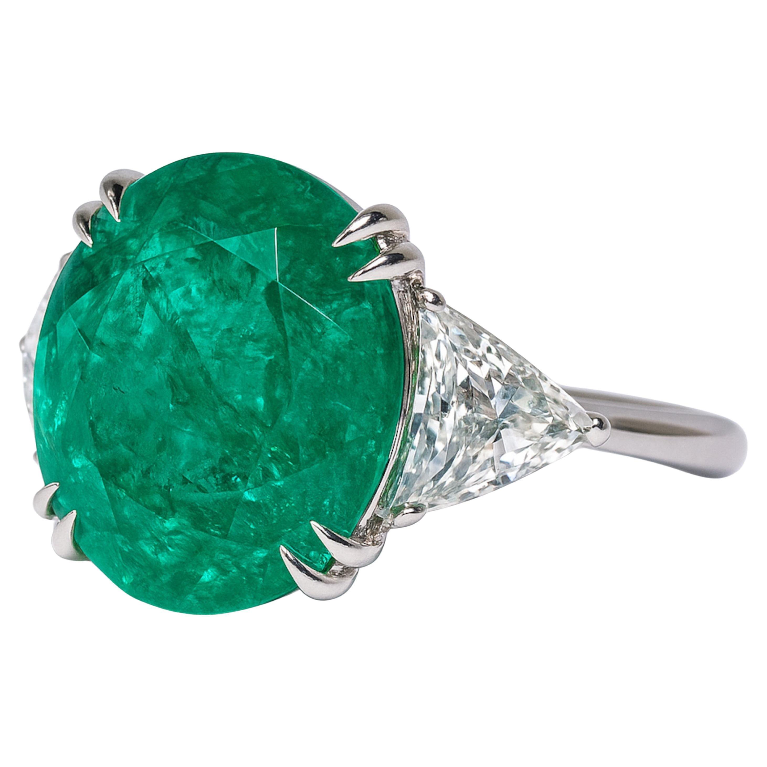 Exquisito Anillo de Esmeralda y Diamante de Zambia de 22 Quilates - Certificado AGL

Este impresionante anillo exhibe una espectacular esmeralda colombiana de 6,84 quilates de vivo y rico color verde, certificada C. Dunaigre por su autenticidad y