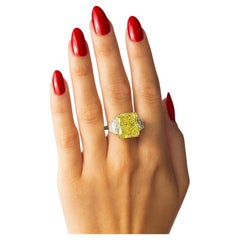 Bague en diamant certifié GIA de 7,83 carats Fancy Vivid Yellow VS2
