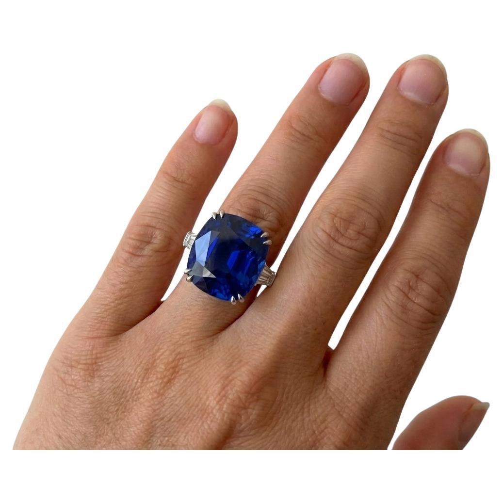 Tiffany & Co. GIA zertifiziert 14 Karat natürlichen blauen Saphir Diamant Platin Ring

Dieser außergewöhnliche Ring von Tiffany & Co. ist mit einem prächtigen blauen Saphir von 14,00 Karat besetzt, der von GIA zertifiziert wurde. Der Saphir zeigt