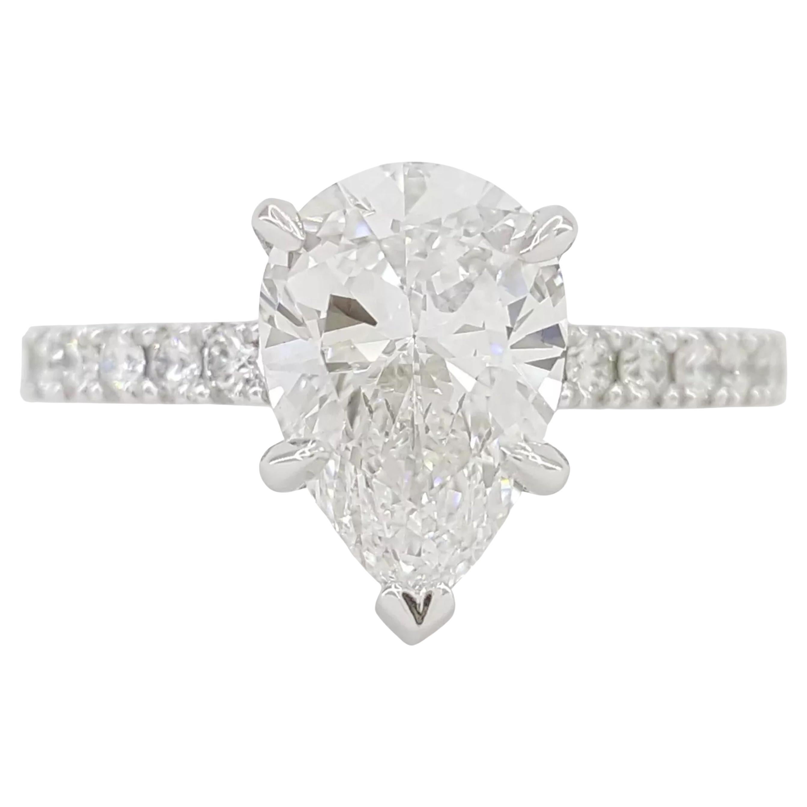 Anello in platino con diamante taglio pera certificato GIA da 1,64 carati D internamente privo di difetti. in vendita