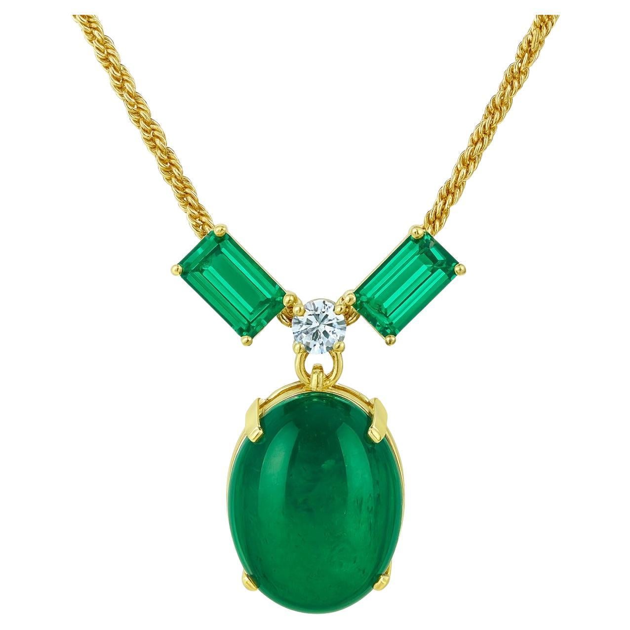 Importante collana con ciondolo di smeraldo e diamanti cabochon da 20 carati in oro 18 carati