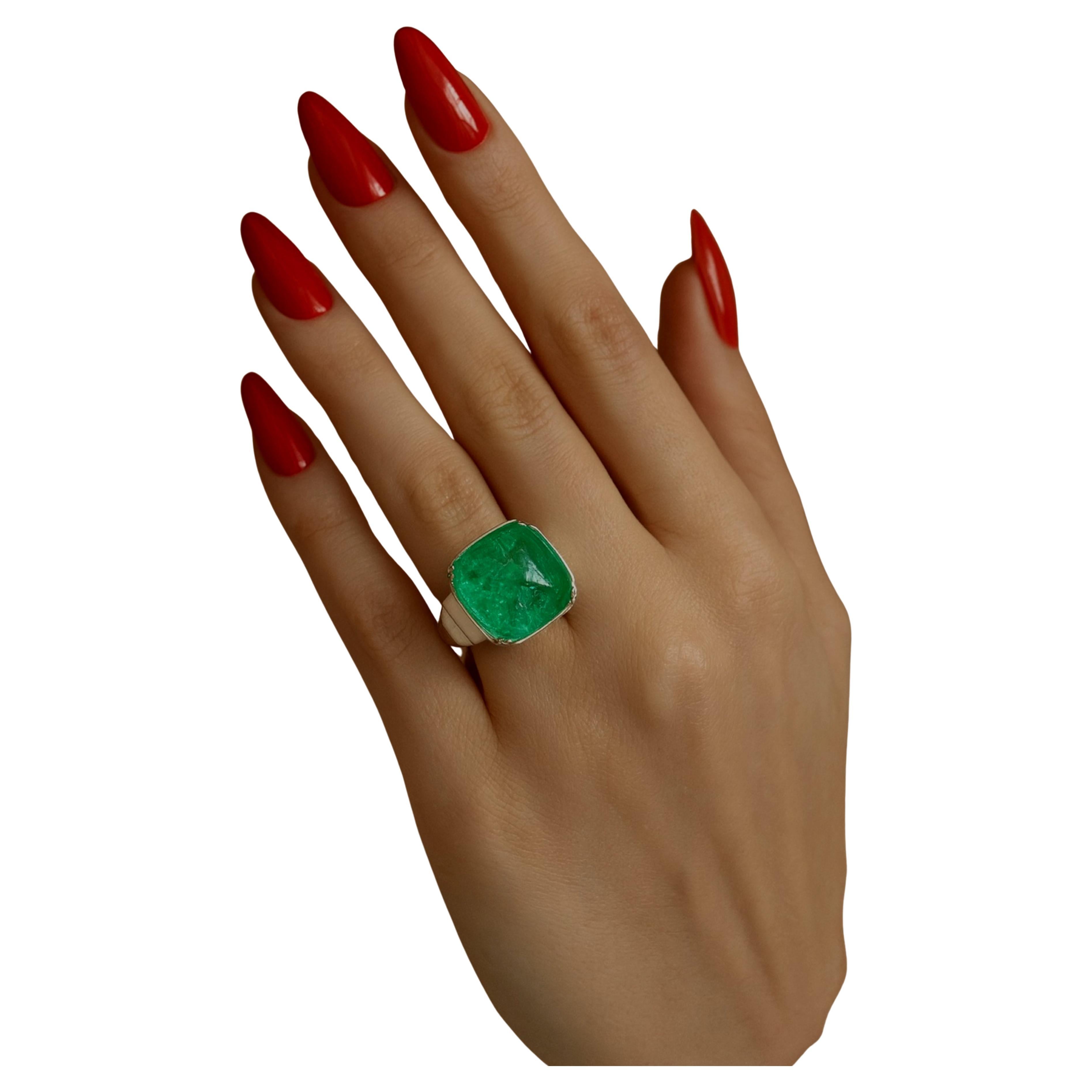 24 Karat Wunderschöner 18K Weißgold Kolumbianischer Smaragd und Diamantring im Angebot