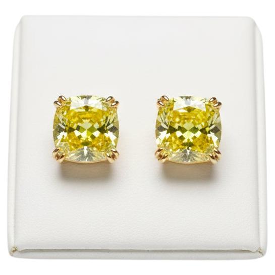 Voici une superbe paire de boucles d'oreilles en diamant jaune de couleur naturelle, réalisées en or jaune 18 carats.

Chaque boucle d'oreille est ornée d'un diamant coussin modifié de taille brillant certifié par la GIA - l'un pesant 3 carats