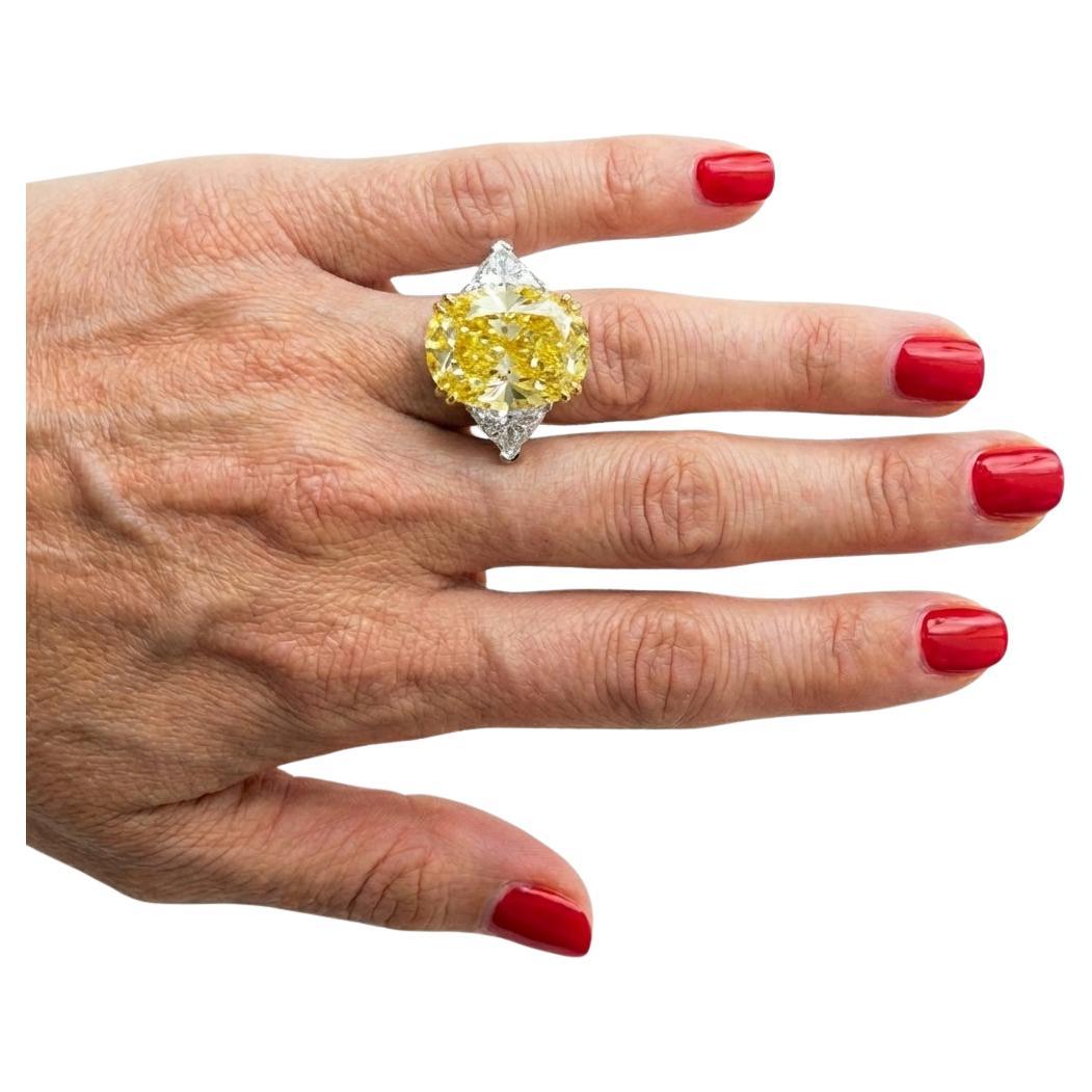 Bague en or jaune 18 carats et platine certifiée GIA 10,02 carats de diamant ovale de couleur jaune fantaisie VS2 avec des pierres latérales en trillion

Cette bague extraordinaire met en valeur un diamant jaune certifié GIA de 10,02 carats, de