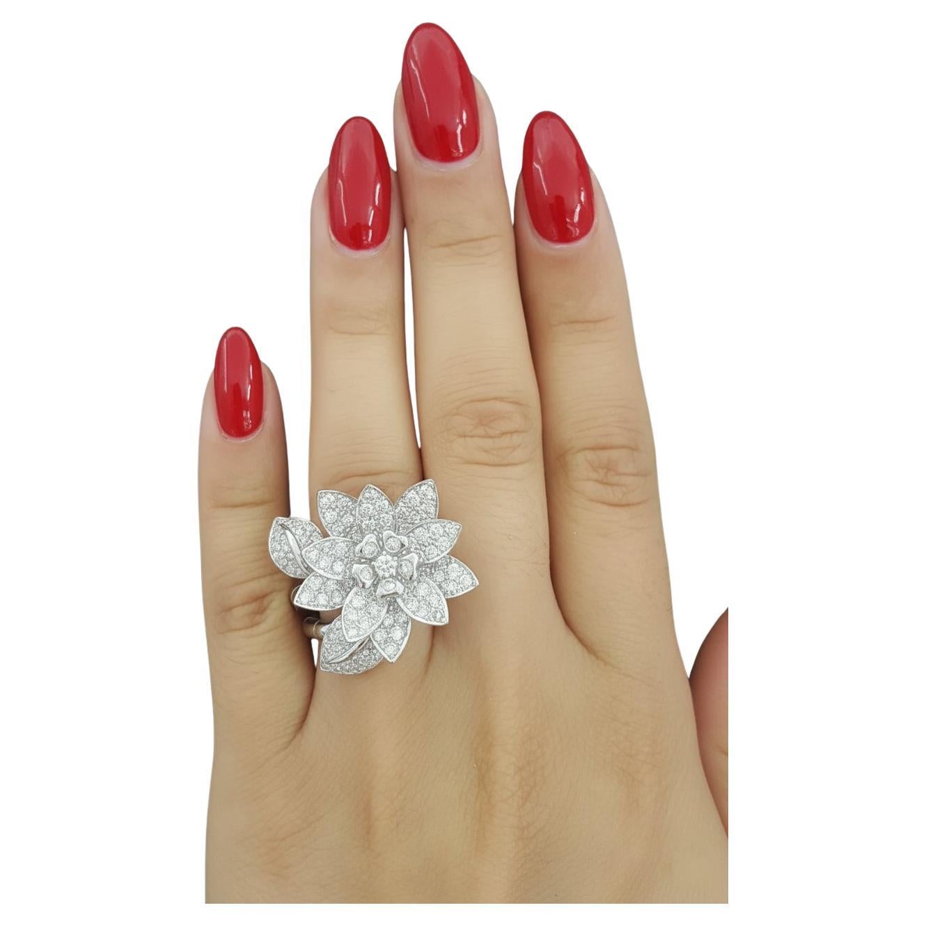 Anello di 2 carati con diamante taglio Brilliante con fiore di loto tra le dita