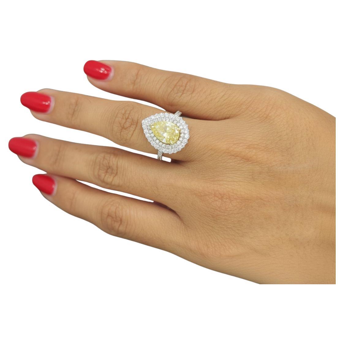 Bague double halo en or 18 carats certifiée GIA et ornée d
un diamant jaune clair fantaisie de 2 carats