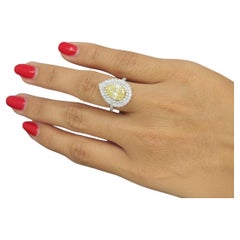 Bague double halo en or 18 carats certifiée GIA et ornée d
un diamant jaune clair fantaisie de 2 carats