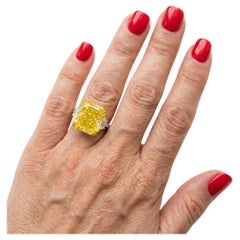 Bague en diamant certifié GIA de 7,05 carats jaune fantaisie VS2