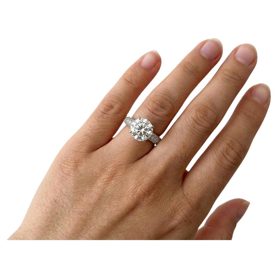 Questo straordinario anello di fidanzamento Harry Winston in platino con pavé di diamanti tondi e brillanti mette in mostra l'impareggiabile maestria della Maison nel selezionare e incastonare i diamanti più belli del mondo. Al centro brilla un