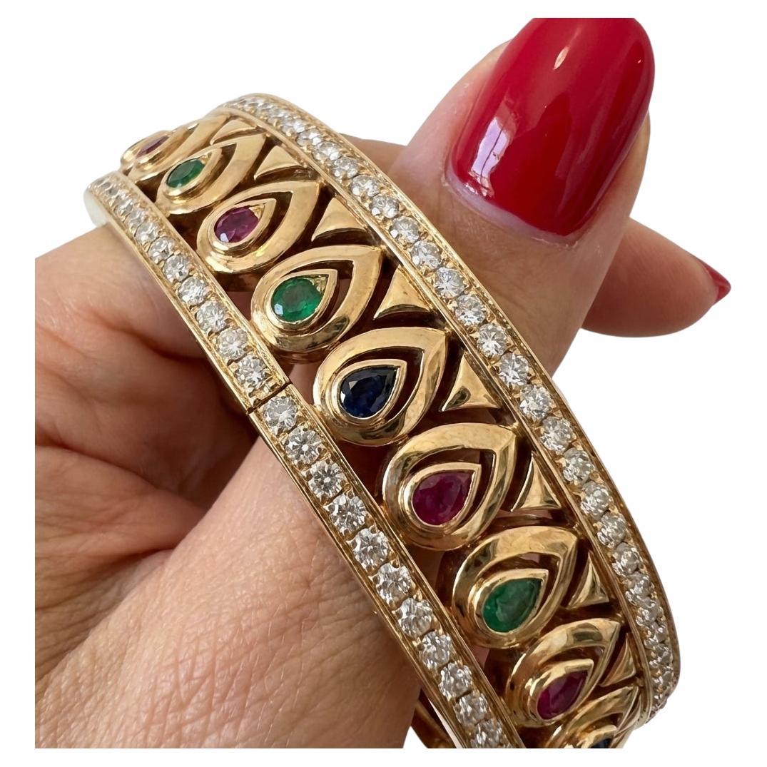 Cartier 13 Carat Rubies Emerald Blue Sapphire 18K Yellow Gold Bangle Bracelet in vendita