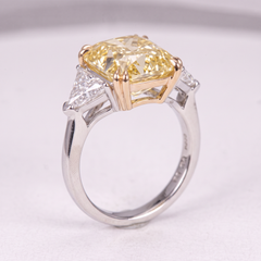 GIA-zertifizierter Diamantring mit einem 4,07-Karat-Diamanten in der Farbe „Fancy Yellow“ und der Reinheitsstufe VS1 sowie einem Trillion-Diamanten