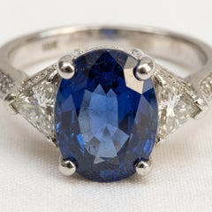 Bague à trois pierres avec un saphir de Birmanie de 4,66 carats et des diamants