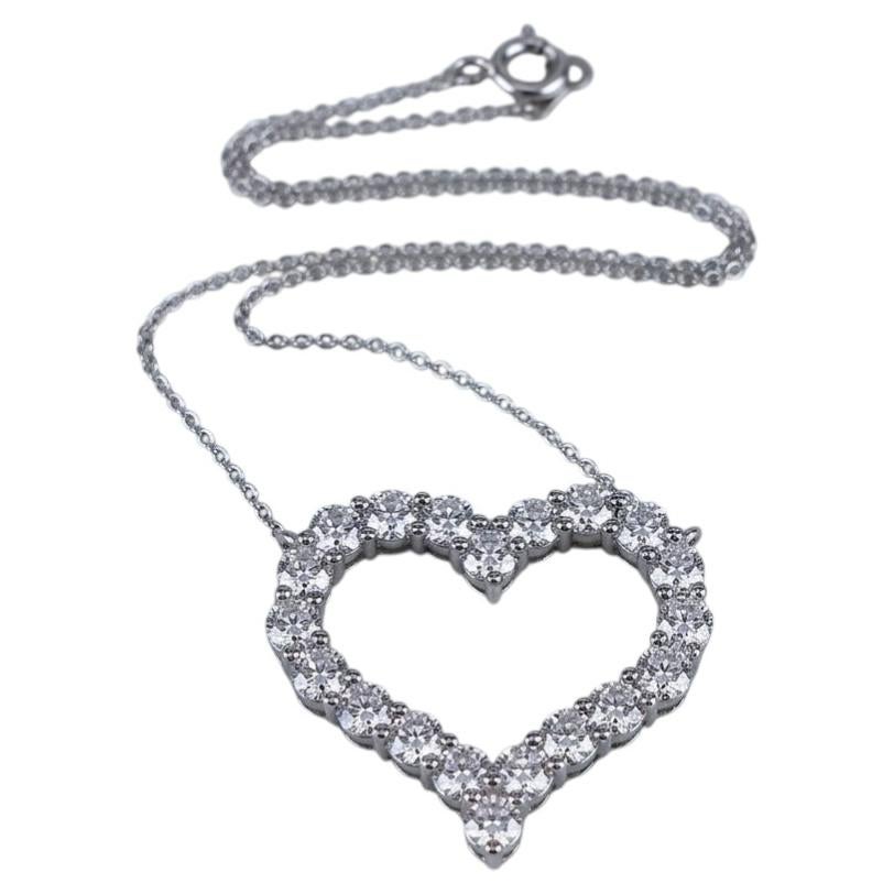 Collier Tiffany & Co. avec pendentif en forme de cœur serti d'un diamant de 2 carats, en platine en vente
