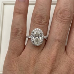 Anillo de compromiso de Harry Winston con un diamante ovalado de 3 quilates y montura «halo» en platino
