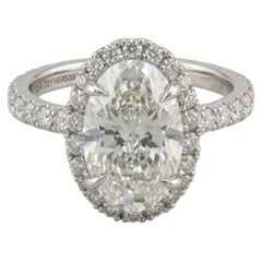 Anillo de compromiso de Harry Winston con un diamante ovalado de 3 quilates y montura «halo» en platino