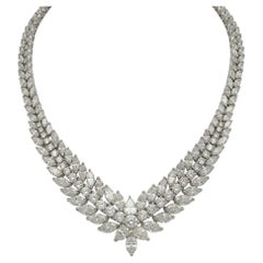Collana vistosa a forma di V con diamante da 34 carati in platino
