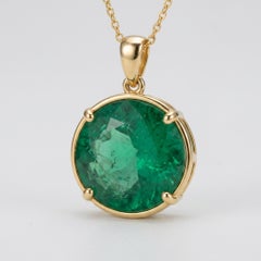 4.03 Carat Natural Colombian Emerald Yellow Gold Pendant, Certified