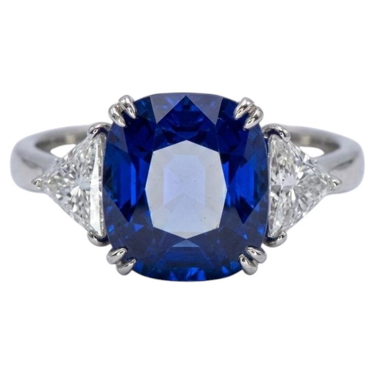 Anillo de platino con diamantes y un zafiro birmano azul intenso de 4,36 quilates sin tratar térmicamente