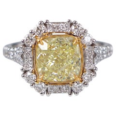 GIA-zertifizierter Verlobungsring mit einem 3-Karat-Diamanten im Kissen-Schliff in der Farbe „Fancy Light Yellow“ und Halo-Fassung