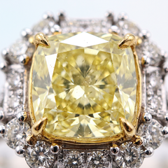 GIA-zertifizierter Verlobungsring mit einem 3-Karat-Diamanten im Kissen-Schliff in der Farbe „Fancy Light Yellow“ und Halo-Fassung