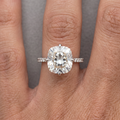 Anello in oro bianco con diamante da 4 carati, taglio "cushion modified brilliant", certificato GIA
