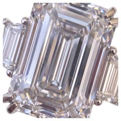GIA Certified 9 Carat H VS2 Emerald Diamond White Gold Ring