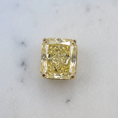 Orecchini a bottone in oro 18 carati con diamante giallo fancy da 8,01 carati certificato GIA