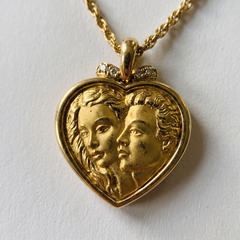 Collana con ciondolo a forma di cuore “Adamo ed Eva” in oro giallo 18 carati della linea Sculptural di Carrera y Carrera