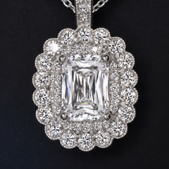 Superbe collier avec pendentif « Ashoka Diamond Halo » en or blanc 14 carats