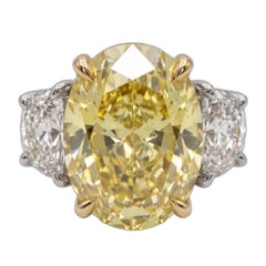 Bague en or jaune et blanc sertie d'un diamant ovale jaune « Fancy Yellow » de 2 carats, pureté VVS1