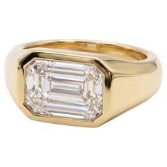 Anillo de oro amarillo con un diamante de 2 quilates, talla esmeralda, de calidad G y claridad VS1