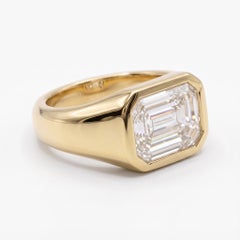 Anillo de oro amarillo con un diamante de 2 quilates, talla esmeralda, de calidad G y claridad VS1