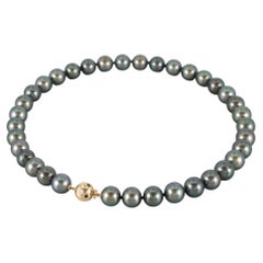 Collana con perla tahitiana da 9-11,5 mm, oro 14 carati, diamanti e chiusura con pietre preziose assortite