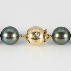 Collana con perla tahitiana da 9-11,5 mm, oro 14 carati, diamanti e chiusura con pietre preziose assortite