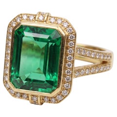 6.07 Carat Vivid green Octagonal/step cut Diamond Yellow Gold Ring