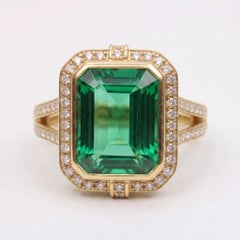 6.07 Carat Vivid green Octagonal/step cut Diamond Yellow Gold Ring