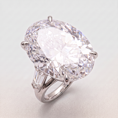 Bague en or blanc sertie d'un diamant ovale taille brillant de 8,02 carats, pureté G, qualité VS1