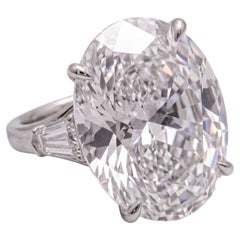 Bague en or blanc sertie d'un diamant ovale taille brillant de 8,02 carats, pureté G, qualité VS1