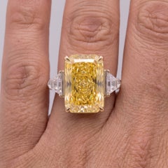18,05 carati, giallo intenso fancy, VS2, taglio rettangolare con angoli smussati, brillante modificato