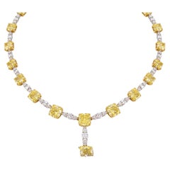 Collier en platine et or 18 carats serti d'un diamant jaune fantaisie de 50 carats certifié par le GIA