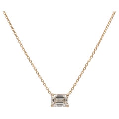 Collier pendentif solitaire « East West » avec diamant taille émeraude certifié par le GIA
