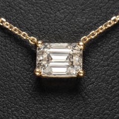 Collier pendentif solitaire « East West » avec diamant taille émeraude certifié par le GIA