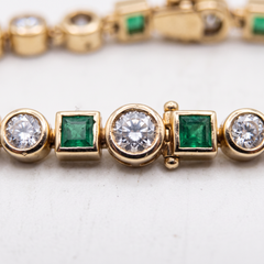 Bracciale tennis firmato KK con diamanti da 10 carati e smeraldi, in oro giallo 18 carati