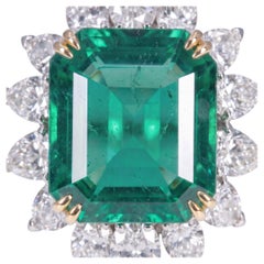 Afghanistan 10 Carat Green Rectangular Emerald White and Yellow Gold Ring
