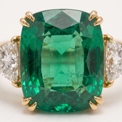 Anillo de oro amarillo con una esmeralda verde de 4,48 quilates, talla cojín y corte mixto