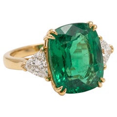 Anillo de oro amarillo con una esmeralda verde de 4,48 quilates, talla cojín y corte mixto